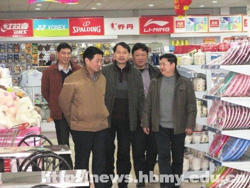 邓磊调研学校后勤保障工作