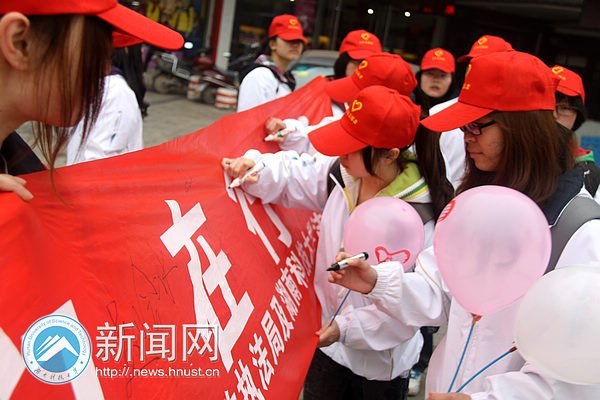 法学院志愿者开展市容监督雷锋行动