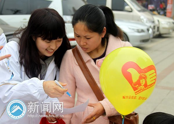 法学院志愿者开展市容监督雷锋行动