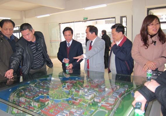 �㶫����ְҵ����ѧԺ�쵼ݰ����ɽ��ѧ�»�ѧԺ��ݸУ���ιۺͽ���