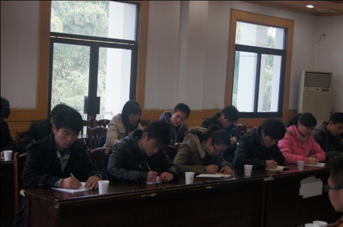 皖西学院党委副书记包诗忠参加团学干部座谈会