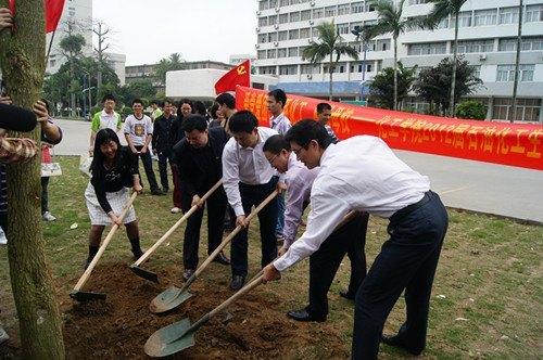 化工学院举行“与党同发展、与祖国共奋进、与学校齐奋斗”创先争优主题团日活动启动仪式