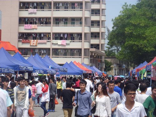 广东石油化工学院举办关爱留守少年儿童爱心大义卖活动