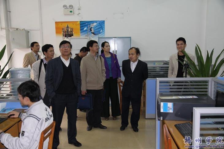 自治区教育厅高等职业教育专家组莅临梧州学院调研