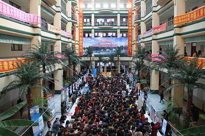 学校举行2012届毕业生大型招聘会