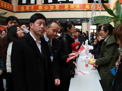 学校举行2012届毕业生大型招聘会