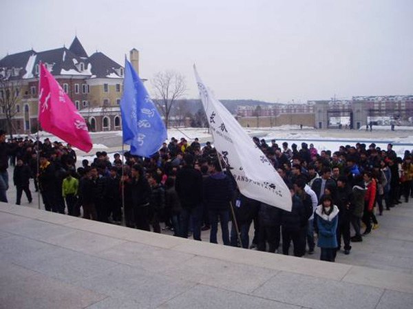 �����׷澫��  ��дУ԰�·�