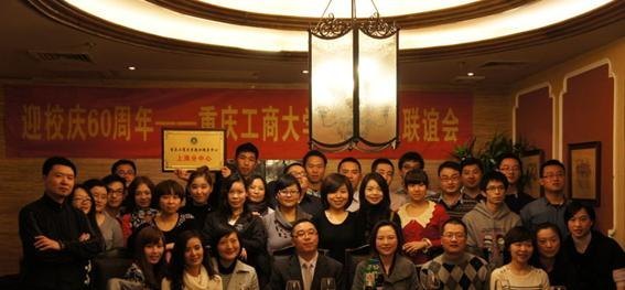 У�쵼���Ӳμӡ�ӭ60����У�졪���Ϻ�У�ѷֻ�����ᡱ