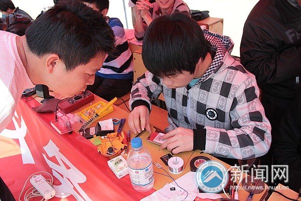 潇湘学院信息科技部“联谊”志愿团义务维修活动重磅出击