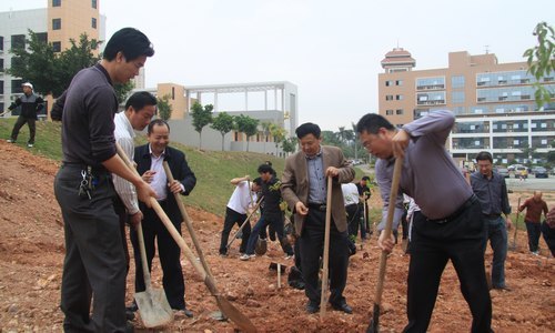 植树造林,美化校园——市公用事业局团委与惠州学院团委共同开展义务植树活动