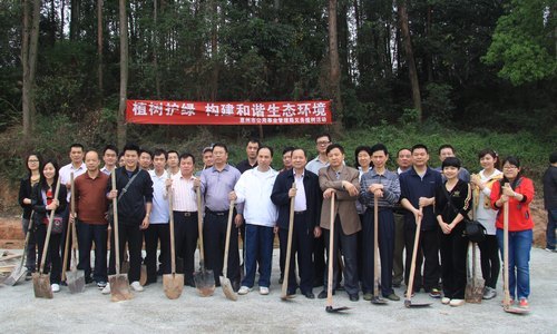 植树造林,美化校园——市公用事业局团委与惠州学院团委共同开展义务植树活动