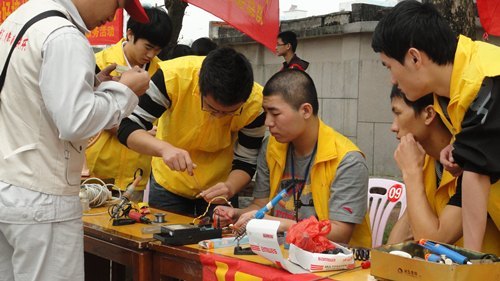 �㶫ʯ�ͻ���ѧԺ���Ҹ��쳵������־Ը���������������ϩ����һ��