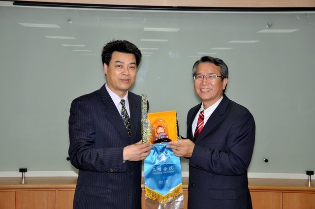 赴台交流团走进德明财经科技大学