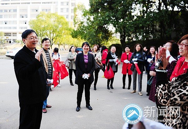 女教师们来护花 樱花园“花”开浪漫