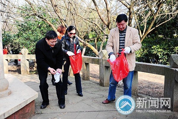 女教师们来护花 樱花园“花”开浪漫