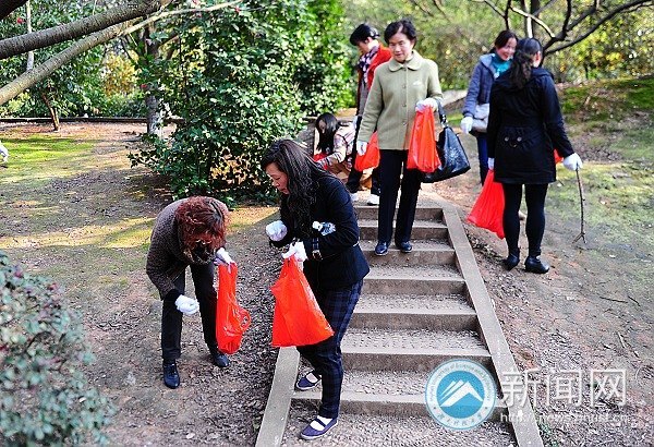 女教师们来护花 樱花园“花”开浪漫