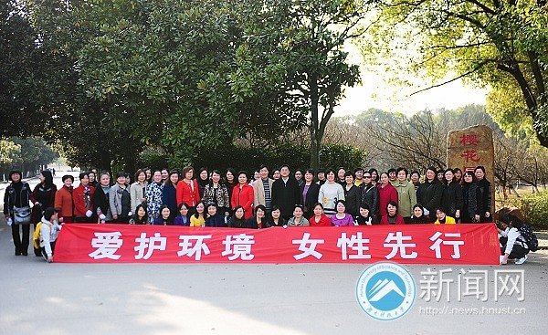 女教师们来护花 樱花园“花”开浪漫