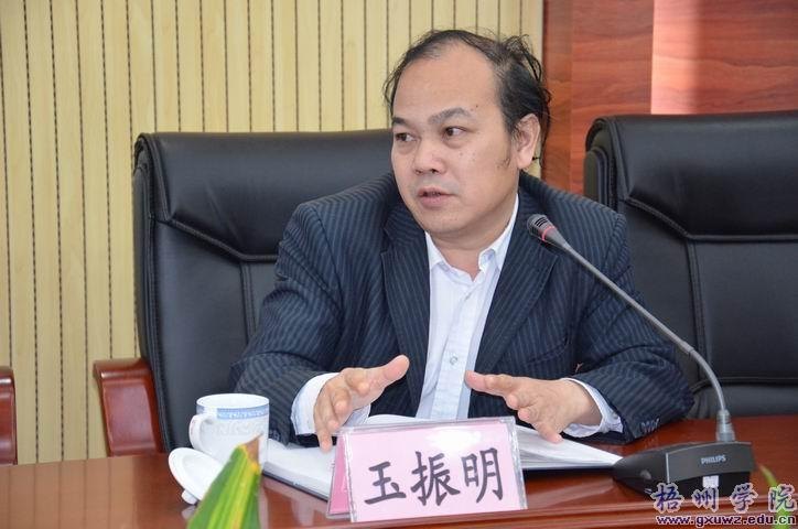 自治区科技厅成果处处长黎卫红到梧州学院作专题报告