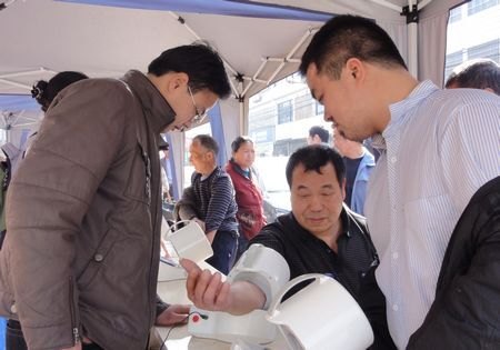 校民革支部开展“学雷锋”为民服务活动