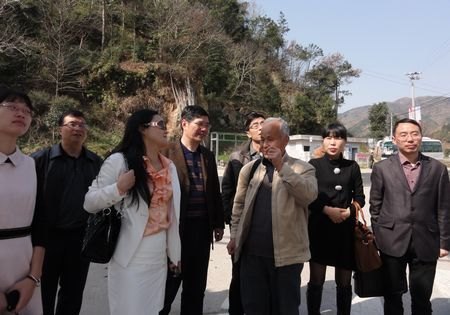 校民革支部开展“学雷锋”为民服务活动