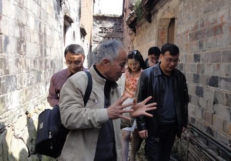 校民革支部开展“学雷锋”为民服务活动