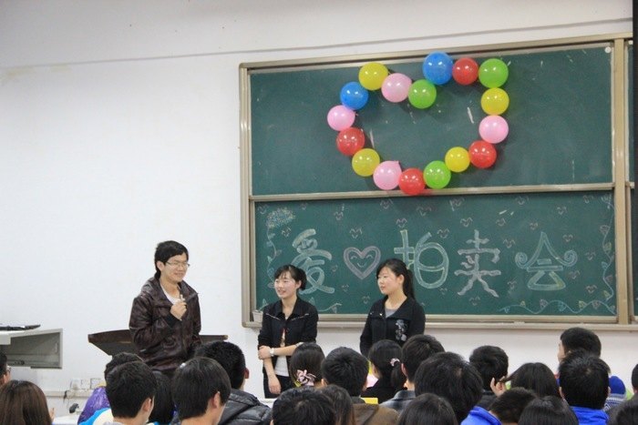 爱心传递,共铸梦的城堡记2012“免费午餐”爱心拍卖会