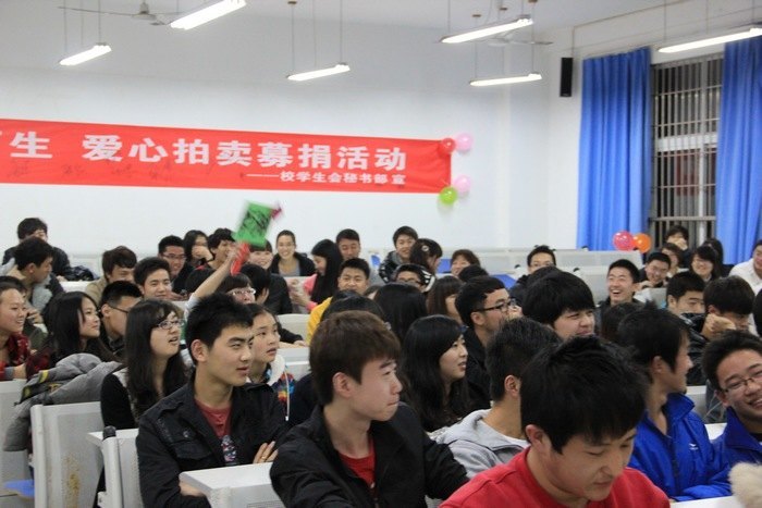 爱心传递,共铸梦的城堡记2012“免费午餐”爱心拍卖会