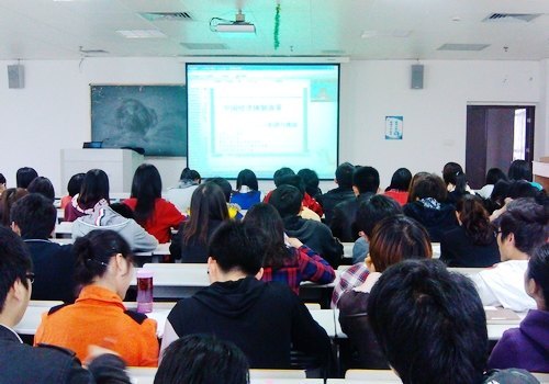 台州学院学生聆听《中国经济体制改革》在线讲座