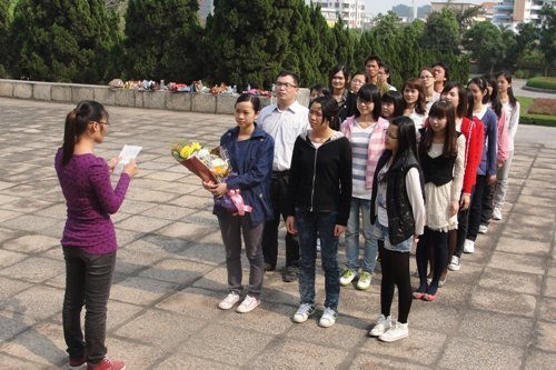 英语09-1、2党支部开展清明节缅怀烈士活动
