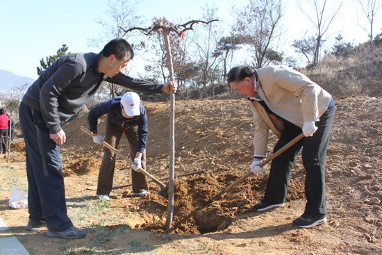 ����ɫ�ж�����У԰