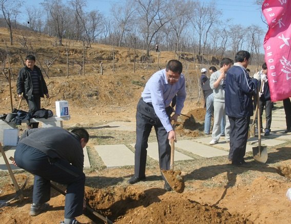 ����ɫ�ж�����У԰