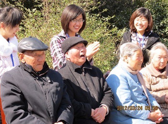 经济管理系开展“周末敬老爱老”活动