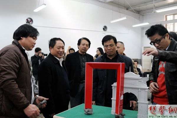 校领导现场调研校园景观改造