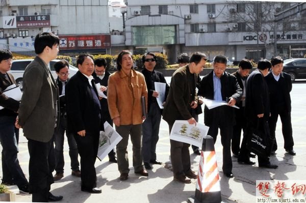 校领导现场调研校园景观改造