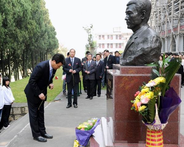 ����ѧԺ�����廳����¶����׷˼��ʽ