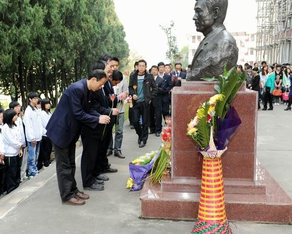 ����ѧԺ�����廳����¶����׷˼��ʽ