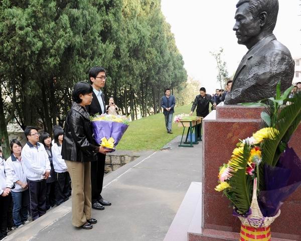 ����ѧԺ�����廳����¶����׷˼��ʽ