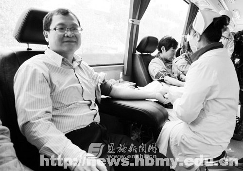 【学雷锋树新风】多家媒体报道湖北民族学院教师邓辉煌无偿献血事迹