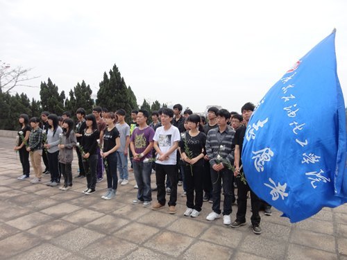 广东石油化工学院青年志愿者开展缅怀革命英烈活动