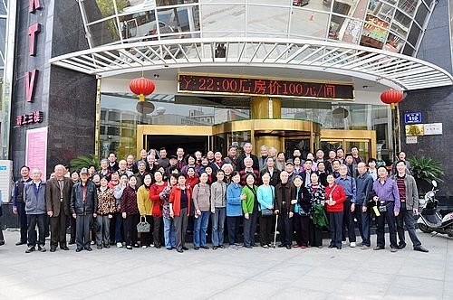 湖北工业大学老年人孝感赏桃花