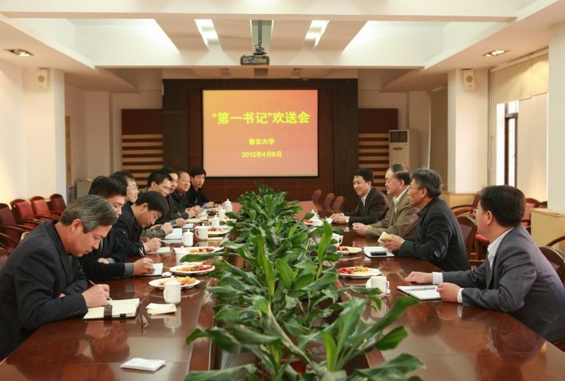 学校举行“第一书记”欢送会