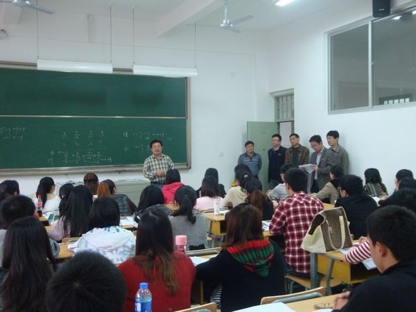 校领导亲切看望参加校内岗位招聘考前培训的毕业生