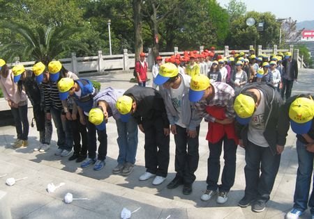 台州学院志愿者队祭扫烈士陵园