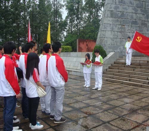 建筑工程学院党委举行“缅怀革命先烈,重温入党誓词”活动