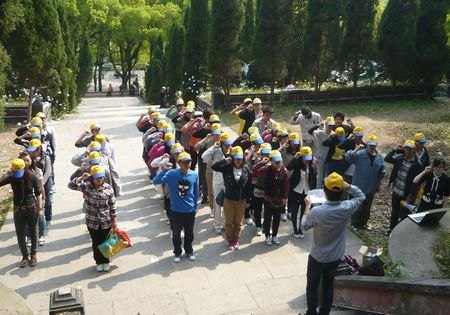临海校区志愿者清明节祭扫东湖烈士陵园