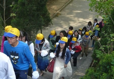 临海校区志愿者清明节祭扫东湖烈士陵园