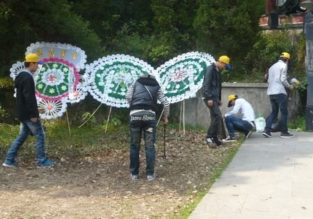 临海校区志愿者清明节祭扫东湖烈士陵园