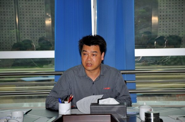 校党委传达学习中央文件精神