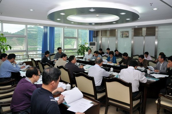 校党委传达学习中央文件精神