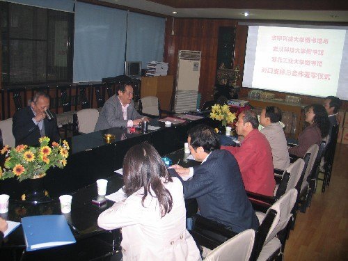 我馆与华中科技大学图书馆签订对口支持合作协议